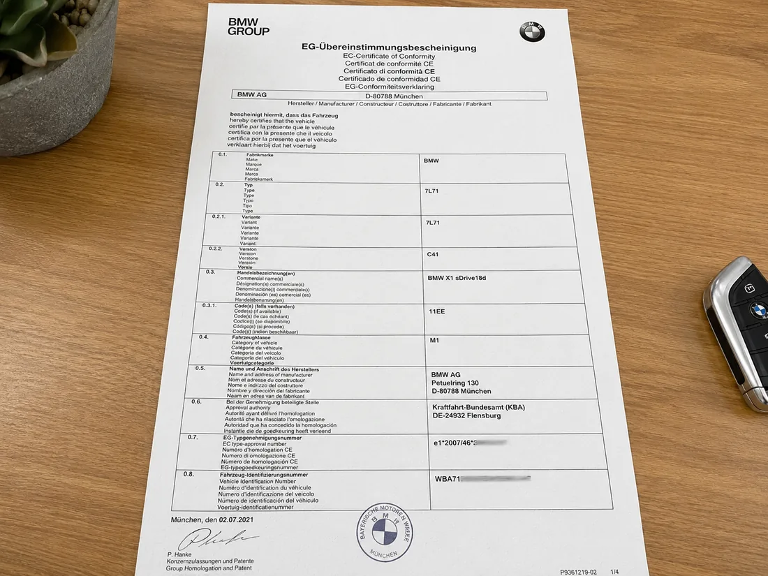 Certificado de conformidad CE (COC) del fabricante sobre una mesa