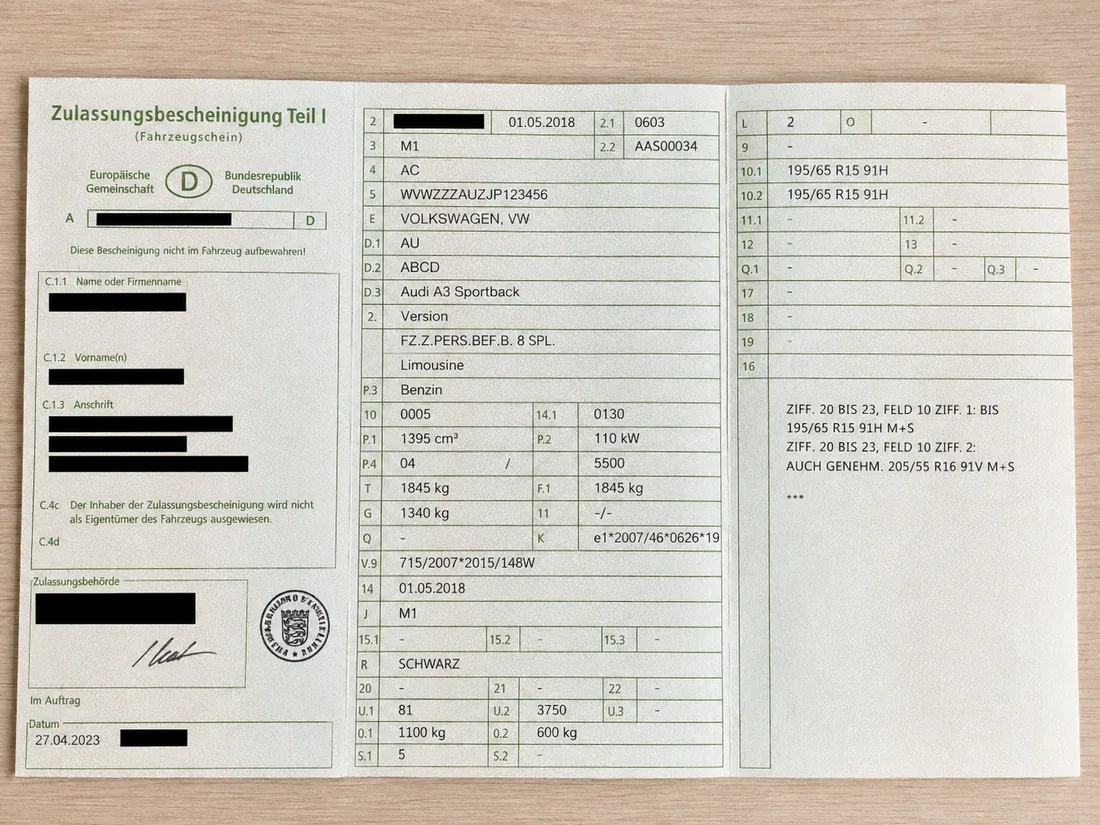 Zulassungsbescheinigung Teil I alemán (Fahrzeugschein) con los datos personales tapados